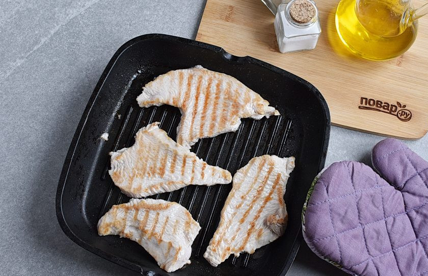 1. Этап. Стейк из индейки: Сковороду гриль разогрейте и смажьте ложкой оливкового масла. Выложите стейки порциями, не перегружая сковороду. Жарьте по 2 минуты с каждой стороны.