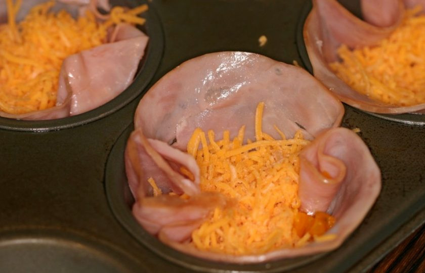 1. Этап. Ветчина на завтрак: 5. Натрите на терке сыр и добавьте в каждую поверх овощей.