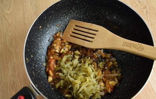 1. Этап. Харчо с перловкой: Огурцы натрите на крупной терке и добавьте к поджарке, тушите на медленном огне в течение 2-ух минут.