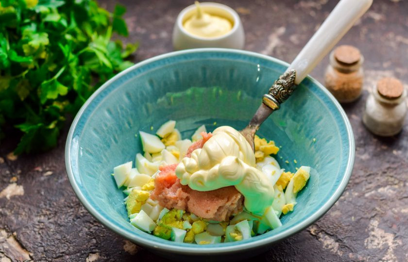 1. Этап. Тарталетки с икрой минтая: Следом добавьте майонез, соль и молотый перец.