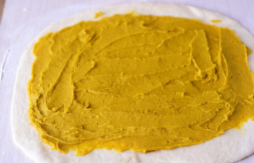 1. Этап. Осенние булочки: Поверх теста выложите слоем тыквенную начинку. Начинка получилась достаточно плотной, поэтому отлично ложится слоем.