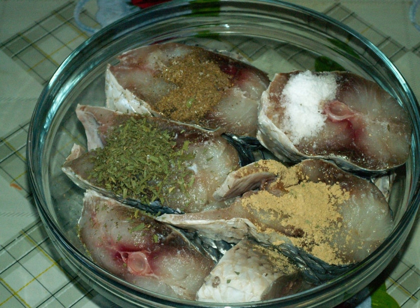 1. Этап. Запеченная рыба в сметане: Рыбу чистим, режем на средние кусочки. Добавляем имбирь, эстрагон и другие специи.