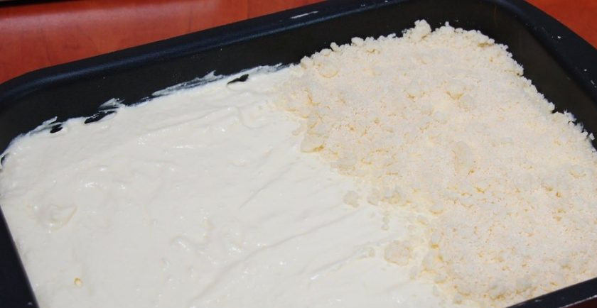 1. Этап. Торт Творожник: Оставшейся крошкой присыпьте торт сверху. И ставьте форму в разогретый до 180 градусов духовой шкаф выпекаться в течение 25-30 минут.