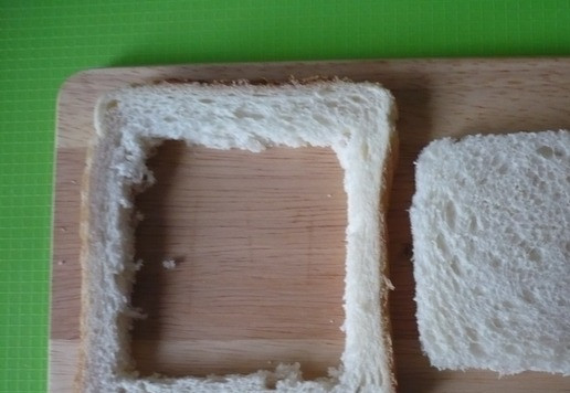 1. Этап. Горячие сэндвичи с фаршем индейки: Теперь берем еще ломтики тостового хлеба и внутри каждого ломтика аккуратно вырезаем середину в форме квадрата.