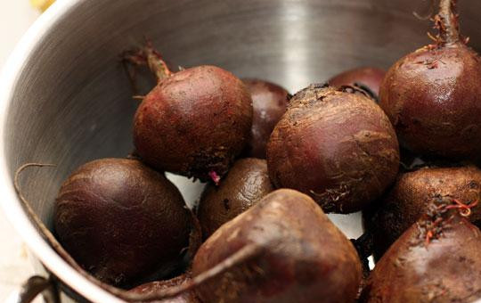 1. Этап. Салат из свеклы и лука: Свеклу (желательно - молодую) сварить до готовности. Готовность проще всего проверить острым ножом - если свекла соскальзывает с ножа, то готова.