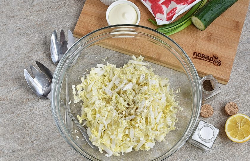 1. Этап. Крабовый салат с пекинской капустой: Пекинскую капусту тонко нашинкуйте и выложите в просторную миску. Посолите, полейте соком половинки некрупного лимона, посыпьте перцем по вкусу. Добавьте пропущенный через пресс чеснок и перемешайте.