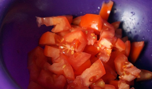 1. Этап. Солянка рыбная «Эксклюзив»: Помидор порезать произвольно.