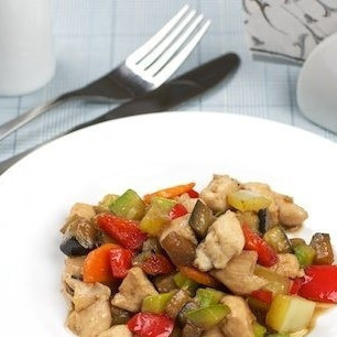 Куриное филе с соусом карри и овощами