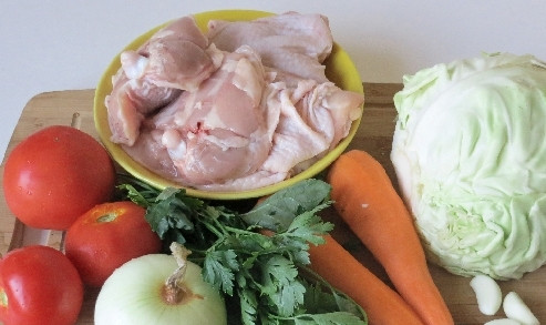 1. Этап. Капуста, тушенная с курицей и помидорами: Подготовим все необходимые нам продукты. Для блюда можно брать любую часть курицы, можно потушить мясо на косточке, но если спешим, лучше обрезать мясо с косточек.