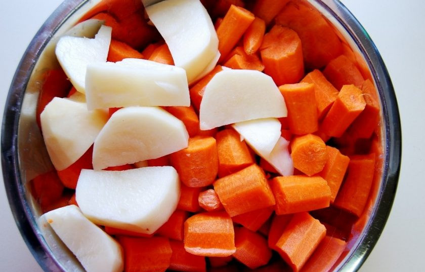 1. Этап. Морковный суп-пюре с травами: 1. Почистите и крупно нарубите картофель и морковь.