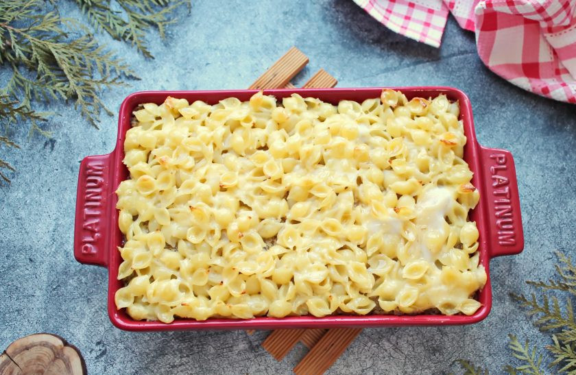 1. Этап. Макаронник с мясом: Поставьте макаронник с мясом в горячую духовку и запекайте в течение 20-25 минут при температуре 180 градусов, до готовности. Готовому макароннику дайте немного постоять, убрав фольгу, затем разрежьте и подавайте к столу.