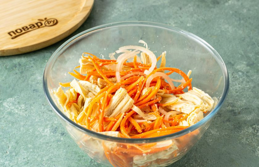 1. Этап. Маринованная соевая спаржа: В глубокой миске соедините соевую спаржу, морковь и репчатый лук. Перемешайте.