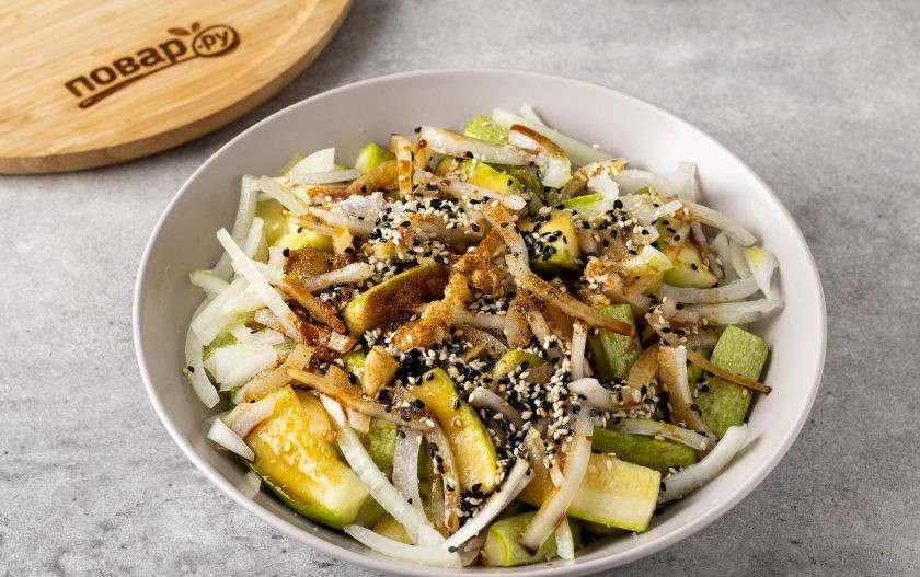 1. Этап. Кабачок маринованный в соевом соусе на зиму: После влейте уксус и соевый соус. Все перемешайте. Оставьте кабачки ещё на 30 минут.