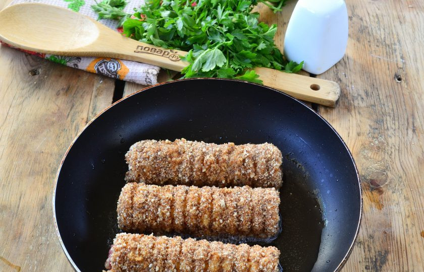 1. Этап. Дордочки с фаршем: Жарьте трубочки на среднем огне до образования золотистой корочки. Слишком долго не жарьте, чтобы трубочки не подгорели. До готовности их мы будем доводить в духовке.