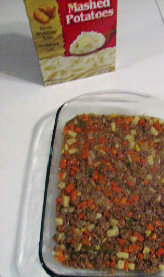 1. Этап. Картофельная запеканка с мясом: Обжариваем фарш. Жарим лук. Смешать говяжий фарш, обжаренный лук, коричневый соус и овощи. Укладываем в форму для выпечки.