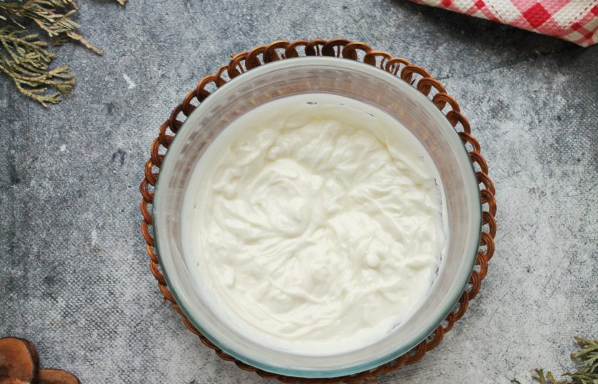 1. Этап. Шоколадный меренговый рулет: Пока корж остывает, приготовьте крем. В миске соедините сливки, сахарную пудру и взбейте до пышной массы. Добавьте творожный, сливочный сыр и недолго взбивайте еще до однородности, примерно от 30 секунд до одной минуты.