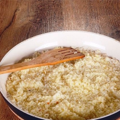 1. Этап. Слоеная капуста по-трансильвански: Рис отвариваем до готовности.