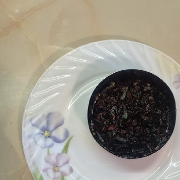 1. Этап. Салат Родные рядом: Выложить в глубокий салатник или разъемную форму, распределить равномерным слоем и сверху смазать майонезом.