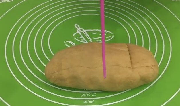 1. Этап. Домашние макароны: 5. Когда тесто полежало в холодильнике, разделите его на 4 части, еще раз вымесите руками каждую часть. Тесто должно быть эластичным.