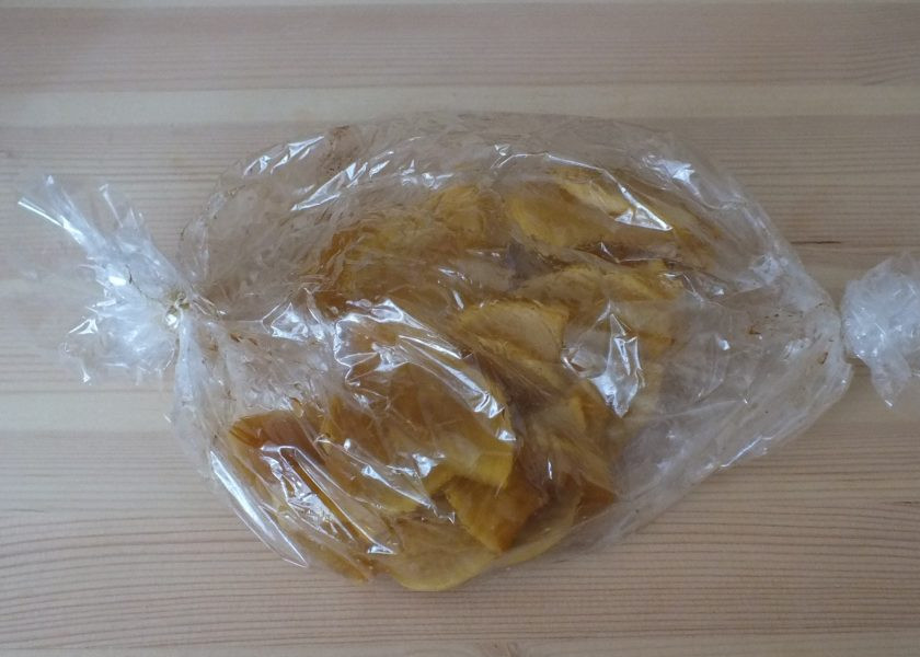 1. Этап. Пареная репа в микроволновке: Через указанное время достаньте рукав из микроволновки.