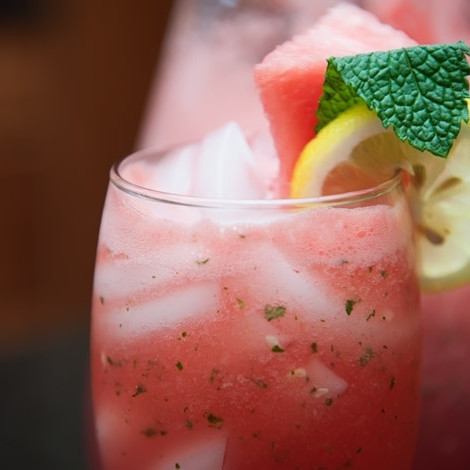 1. Этап. Коктейль из арбуза: 7. Коктейль из арбуза готов! Подавайте коктейль, украсив листиками мяты. Приятного аппетита!