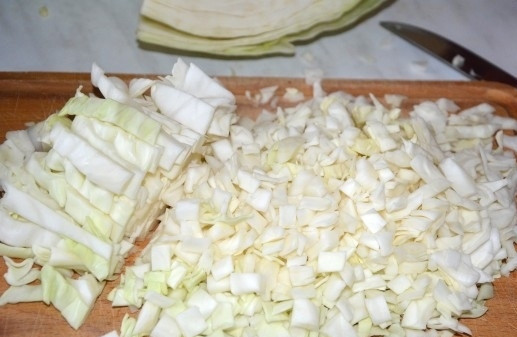 1. Этап. Заливной пирог с капустой: 1. Капусту мою, срезаю верхние листья и нарезаю ее мелкими кусочками, насколько хватит терпенья. На сковороде с добавлением подсолнечного масла обжариваю капусту, солю, накрываю ее крышкой, выключаю огонь и оставляю на плите.