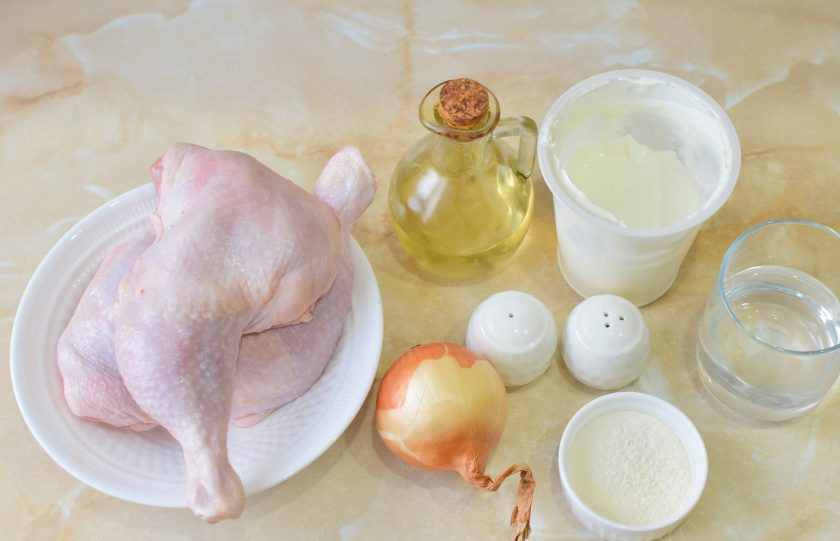 1. Этап. Куриные окорочка в сметанном соусе в мультиварке: Для приготовления куриных окорочков подготовьте необходимые ингредиенты. Если курица замороженная, то дайте ей время самостоятельно оттаять при комнатной температуре.