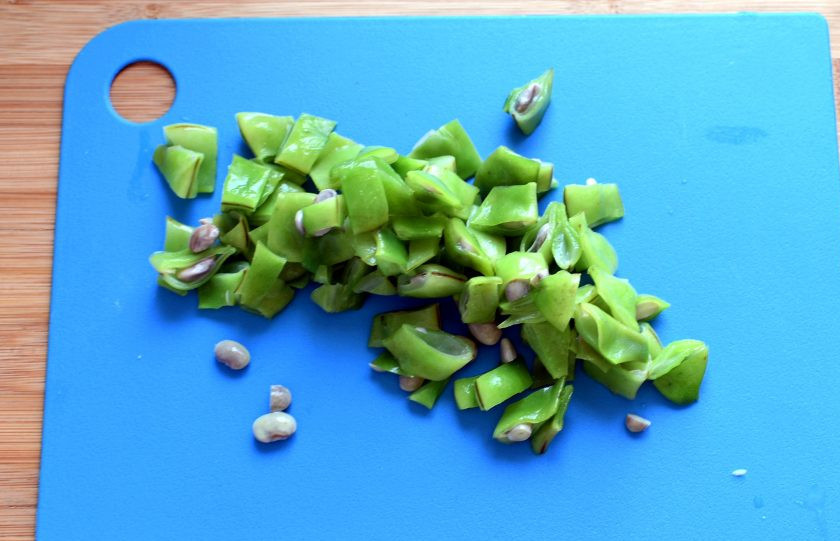 1. Этап. Суп томатный с овощами и плавленым сыром: Зеленую плоскую фасоль бланшируйте в кипятке 3 минуты, затем сразу же хорошо обдайте ледяной водой. Обсушите и нарежьте некрупно.