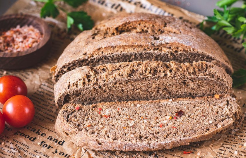 1. Этап. Ржаной хлеб на сыворотке: Хлеб получается очень ароматный, с хрусткой корочкой и мелкопористым мякишем. Приятного аппетита!