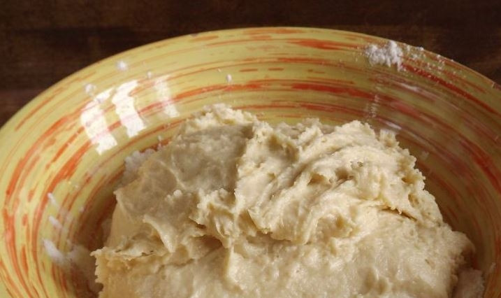 1. Этап. Тесто для пончиков: Муку несколько раз просейте через сито, соедините ее со щепоткой соли. Частями введите муку к жидким ингредиентам, замесите тесто. Оставьте его в теплом месте, чтобы тесто подошло.