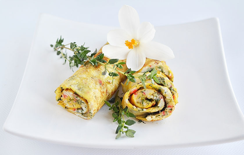 1. Этап. Омлетные роллы с зеленью и крабовыми палочками: 9. Приятного аппетита!