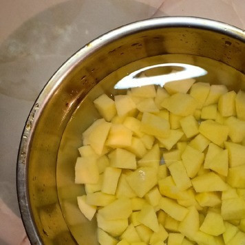 1. Этап. Легкий овощной суп с курицей: Картофель порезать кубиками.