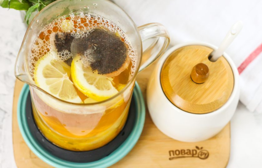 1. Этап. Апельсиновый чай с имбирем: Выложите пару ломтиков лимона для более яркого аромата. Вскипятите воду в чайнике и влейте кипяток в емкость. Накройте крышкой и дайте пропариться примерно 4-5 минут.