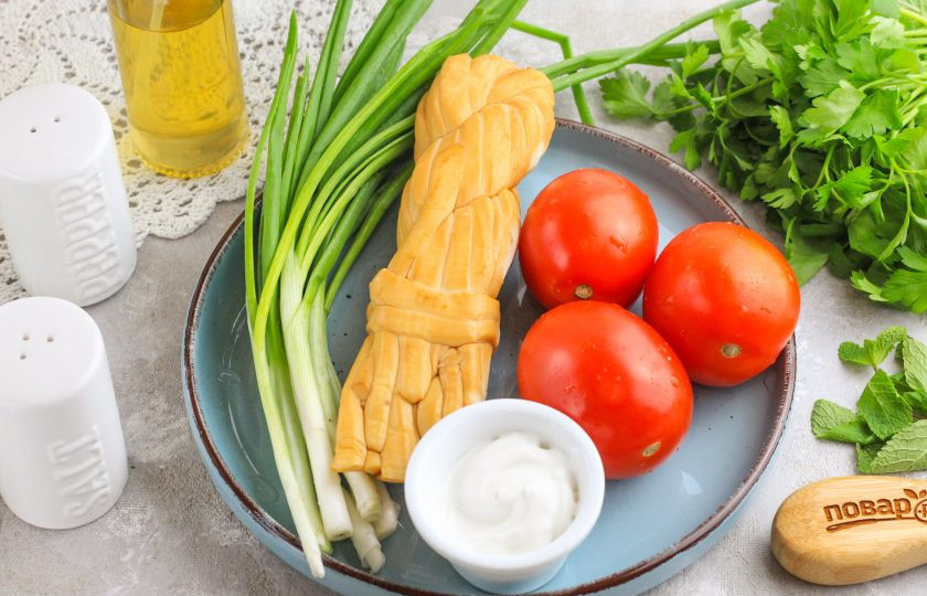 1. Этап. Салат с копченым сыром и помидорами: Подготовьте указанные ингредиенты. Помидоры промойте вместе с зеленым луком в воде.