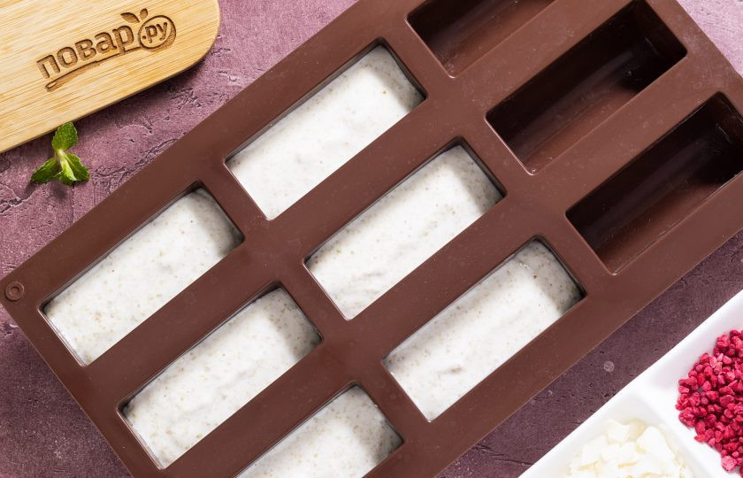 1. Этап. Сырки из зеленой гречки: Получившуюся массу разложите порционно в силиконовую форму для батончиков. Уберите в морозильную камеру на 4-6 часов, пока они не застынут.