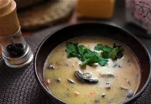 Суп с шампиньонами и кукурузной полентой 1. Этап. Суп с шампиньонами и кукурузной полентой: Подаём горячим к обеду. По желанию добавьте в суп петрушку. Можете порубить. Я выложила листиками.