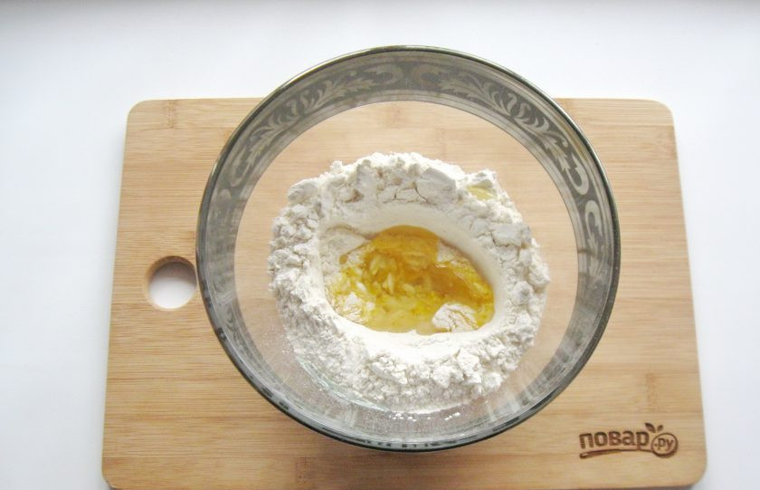 1. Этап. Тесто для вареников на минералке: Добавьте рафинированное подсолнечное масло.