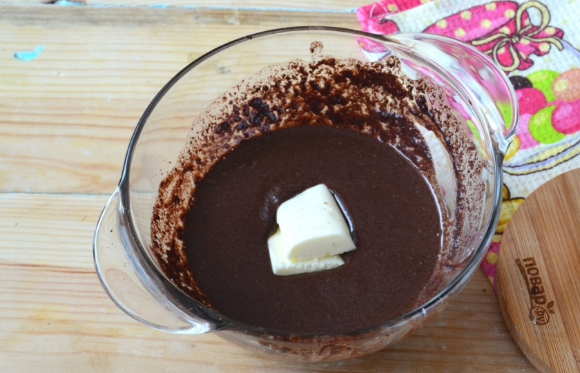 1. Этап. Ганаш: Теперь самое время добавить сливочное масло. Его тоже перемешайте.