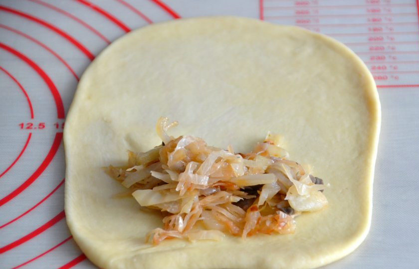 1. Этап. Пирог из рулетиков с разными начинками: Аналогично поступите с капустными рулетиками.