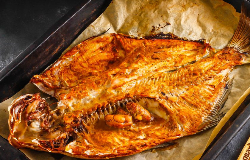 1. Этап. Лещ в духовке с чешуей: Запеките до румяности, следя за тем, чтобы низ не подгорел.