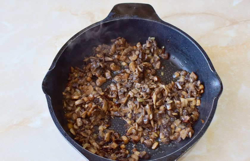 1. Этап. Салат Восторг с корейской морковью: За время жарки грибы уменьшатся в размере. По вкусу добавьте к ним соль и специи. Готовые грибы полностью остудите.