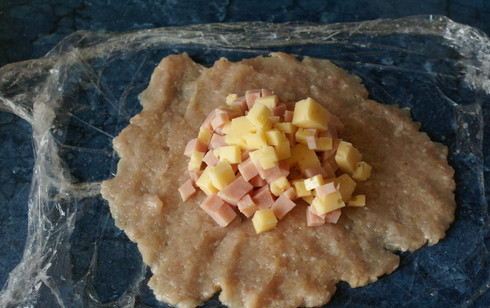 1. Этап. Зразы с ветчиной и сыром: Теперь делаем из фарша небольшую лепешку и кладем в ее середину начинку. Соединяем края и лепим котлетку.