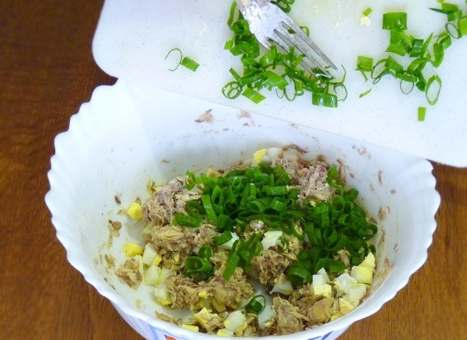 1. Этап. Заливной пирог с рыбой и яйцами: 4. Всыпаем зеленый лук и доводим массу до однородной консистенции. Все это можно сделать обычной вилкой, без применения блендера или другой подручной техники.
