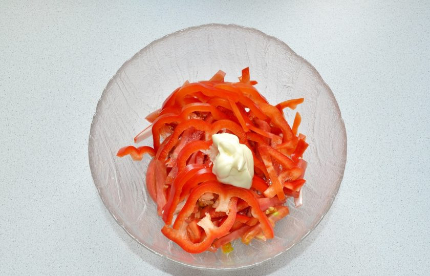 1. Этап. Салат Крабовое море: Добавьте соль и майонез по вкусу. Аккуратно все перемешайте.