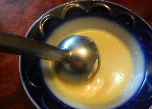 1. Этап. Юварлакья: 7. Затем понемногу добавляем лимонный сок.