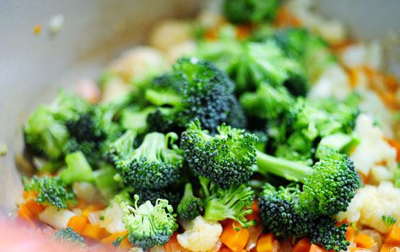 1. Этап. Весеннее ризотто: Добавить цветную капусту и жарить 1 минуту. Добавить брокколи и жарить в течение 30 секунд.