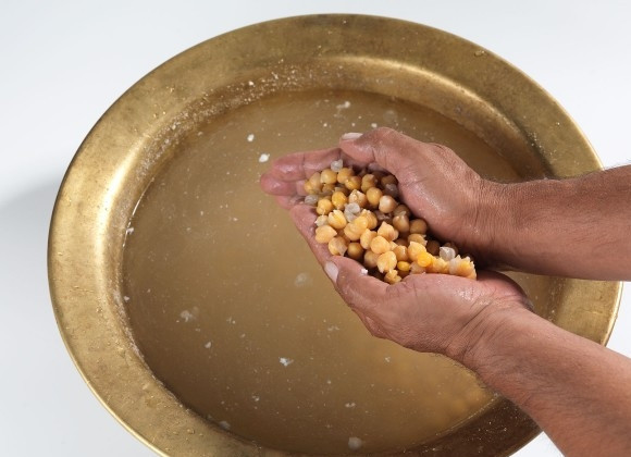 1. Этап. Хумус от Сталика Ханкишиева: 2. Горячим выложите в большую емкость с холодной водой и отделите от шелухи. После аккуратно ситечком достаньте шелуху.