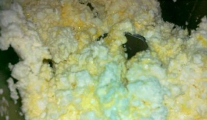 1. Этап. Галушки с начинкой: 1. Подсоленный творог смешайте с ванильным сахаром и взбитыми яйцами. Продолжайте месить тесто, добавляя постепенно муку.