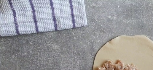 1. Этап. Чебуреки на заварном тесте: Накладываем фарш.