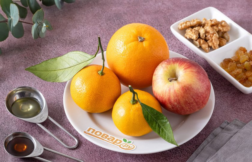 1. Этап. Салат с яблоком, апельсином и мандарином: Подготовьте все ингредиенты.